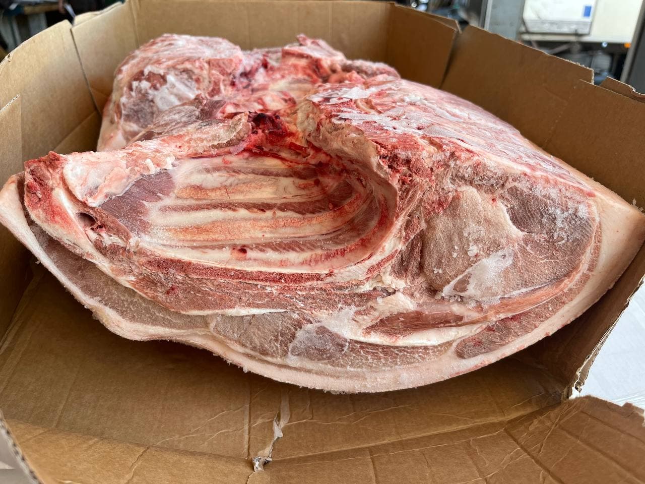 Pork foreend bone in rind on